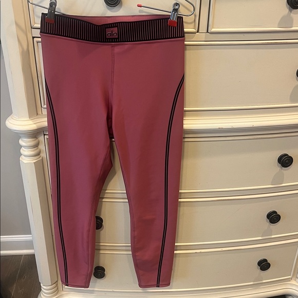 ALO Yoga Pink Leggings with Black Detailing - Picture 3 of 7